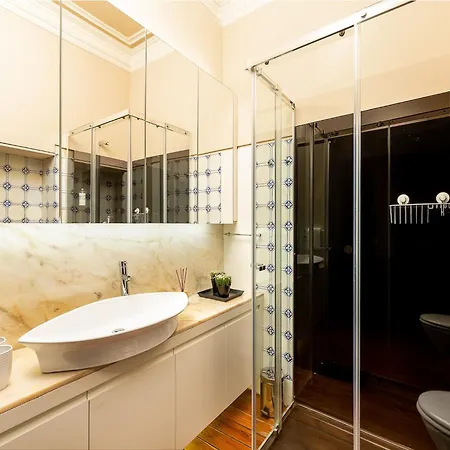Charming With Balcony In Apartment Porto