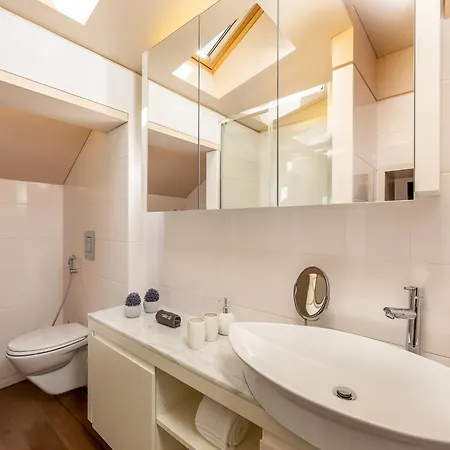 With Balcony דירה